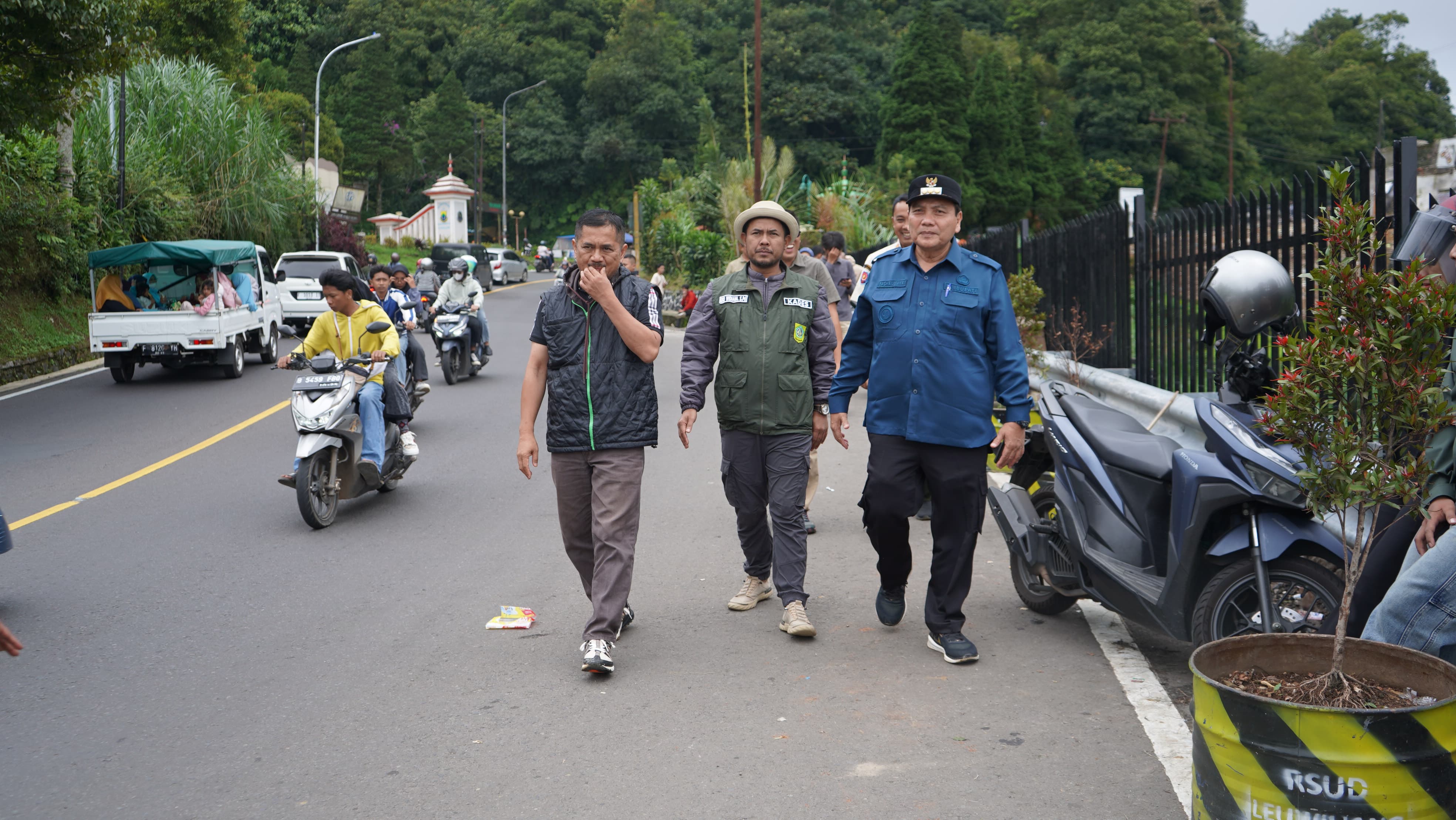 Pj Bupati Bogor Cek Langsung Kondisi Warpat Riung Gunung Dan Rest