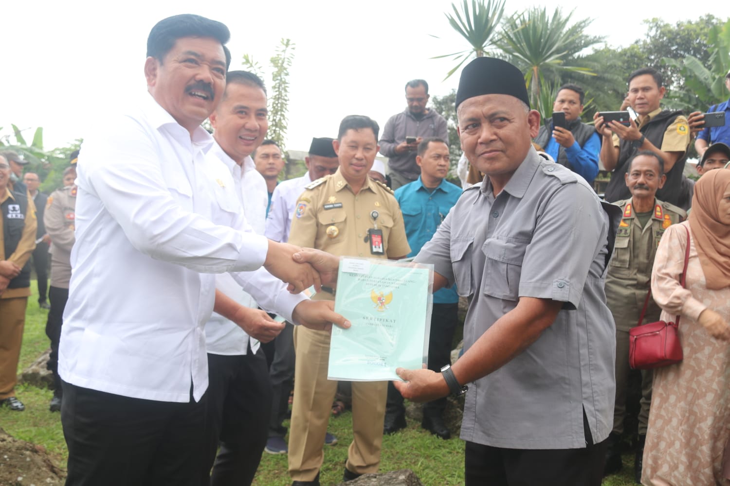 Pj Bupati Bogor Dampingi Menteri ATR Kepala BPN Bagikan 1 000