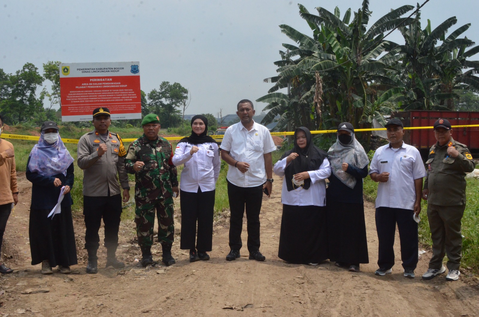 Pemkab Bogor Segel Lokasi Pembuangan Sampah Liar di Desa Kembang Kuning