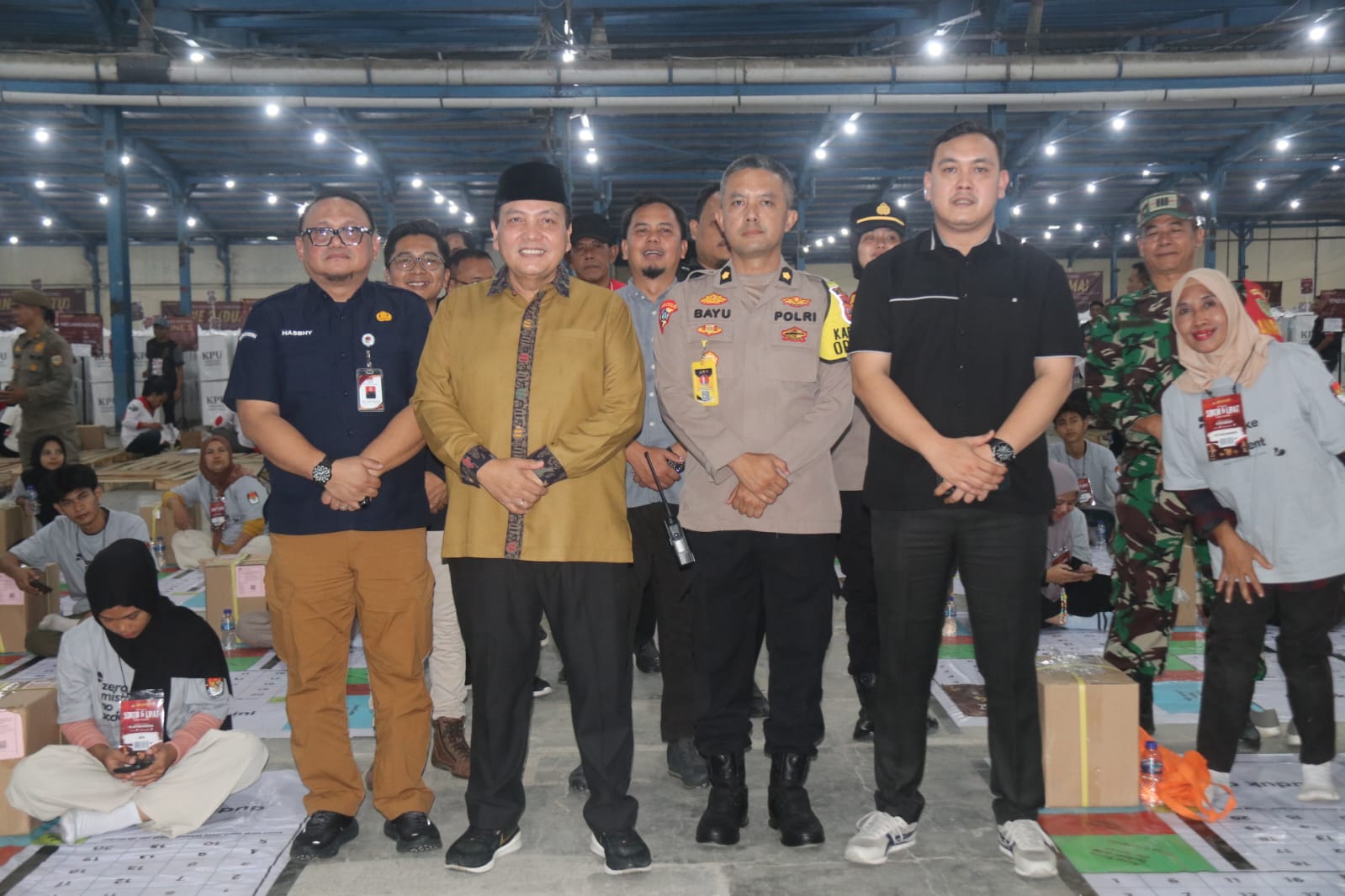 Pastikan kesiapan pengelolaan logistik Pilkada tahun 2024 berjalan dengan baik, Pj Bupati Bogor Cek Langsung Kegiatan Sortir Lipat di Gudang KPU