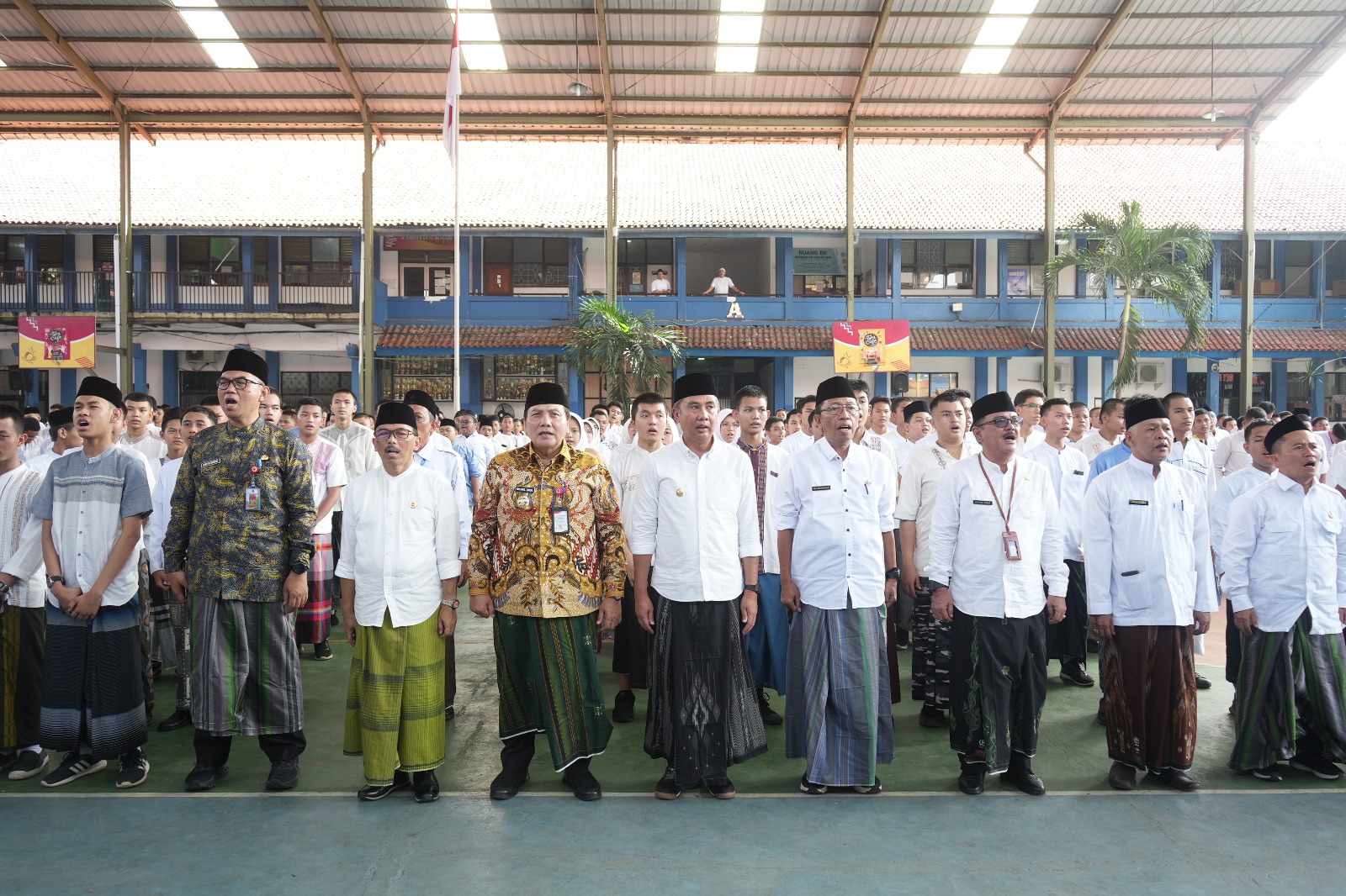 Ribuan ASN Pemkab Bogor Kenakan Sarung Tenun Majalaya, Pecahkan Rekor MURI