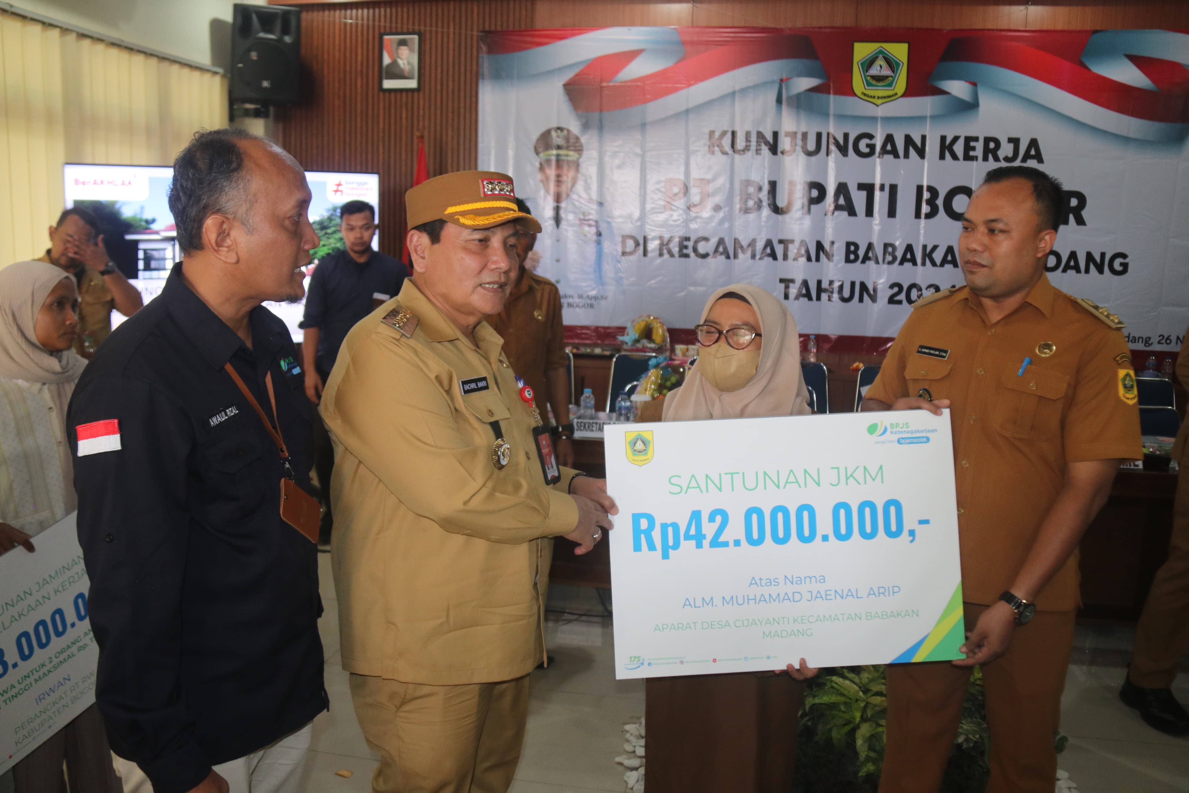 Pj. Bupati Bogor Pantau Langsung Pelaksanaan Program di Babakan Madang, Sekaligus Serahkan Bantuan Sosial