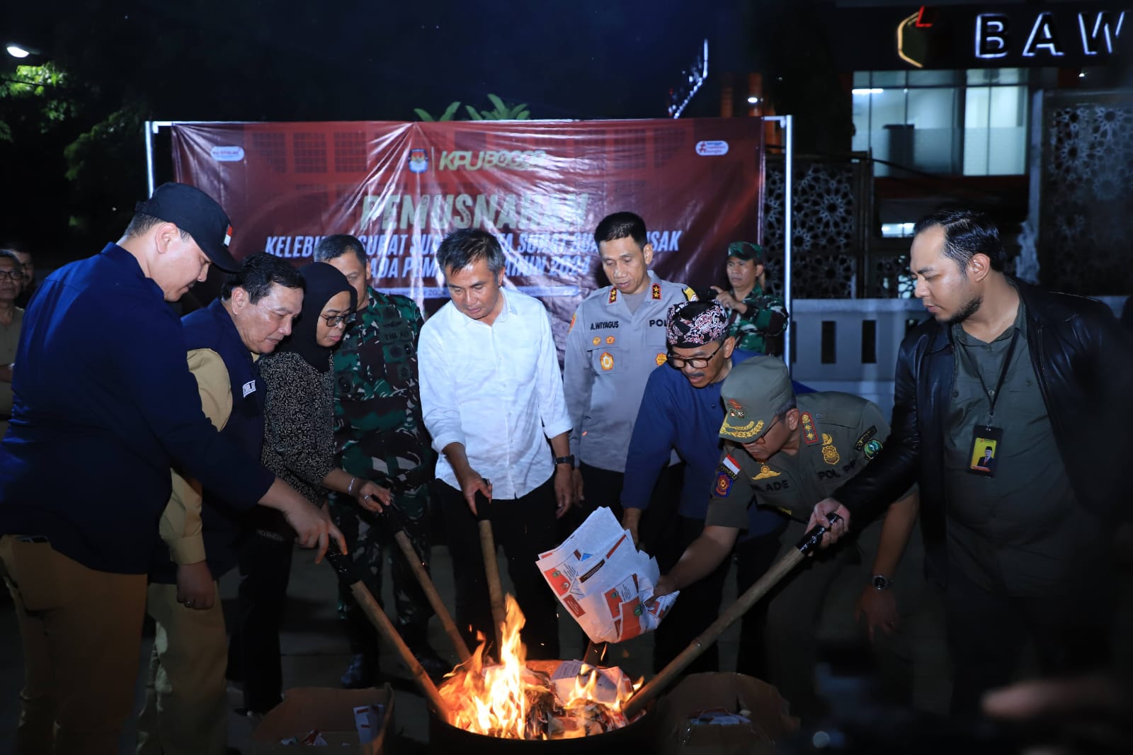 Pj. Bupati Bogor Bersama Pj. Gubernur Jabar Musnahkan Surat Suara Pilkada Serentak tahun 2024