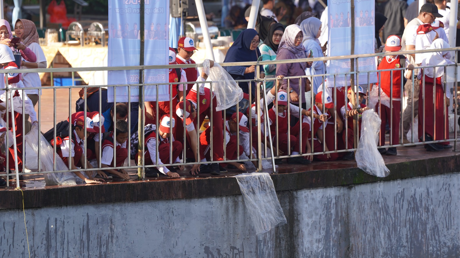 Pj. Bupati Bogor Tebar Benih Ikan, Jaga Ketersediaan Sumber Pangan