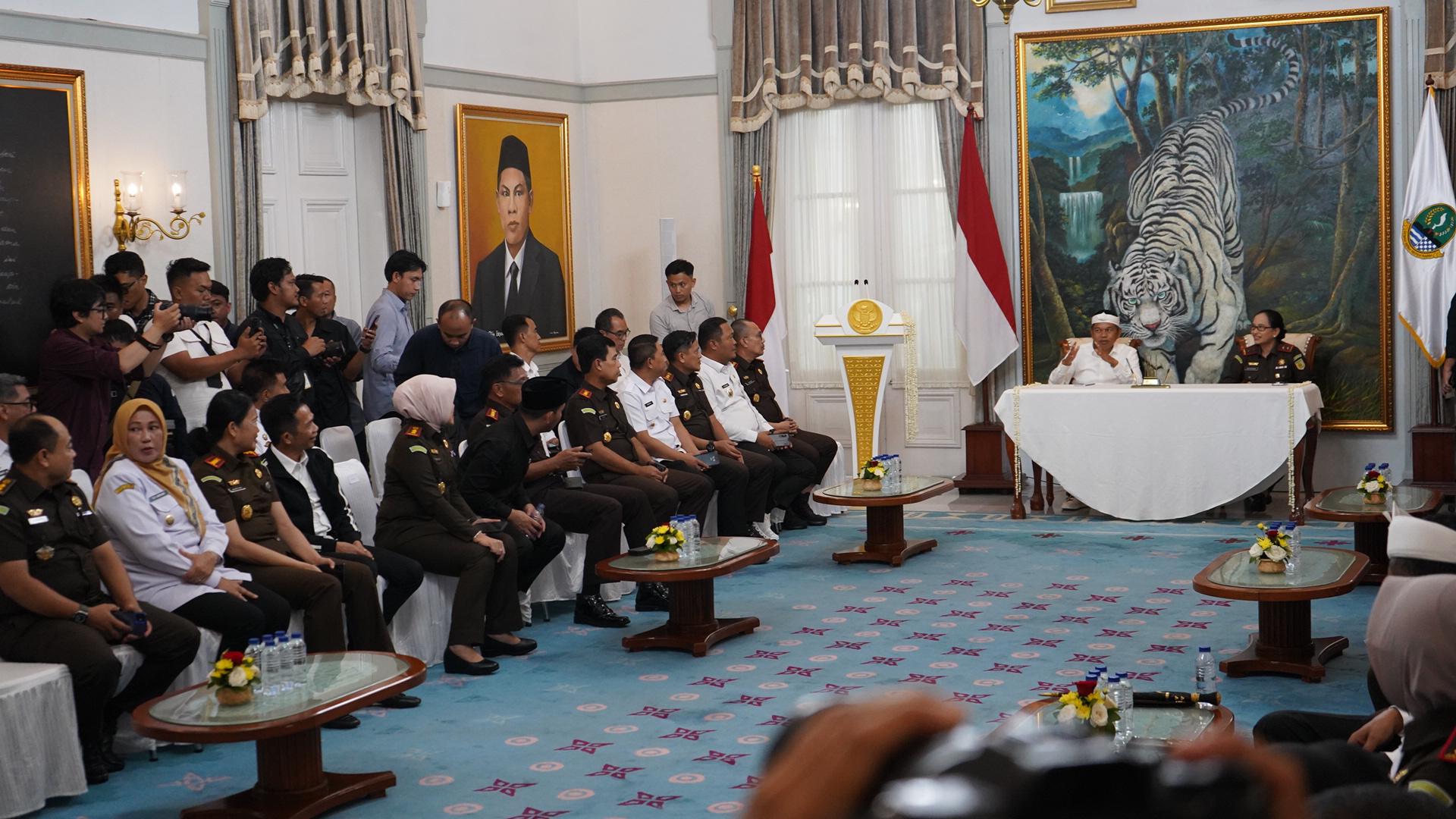 Bupati Bogor Hadiri Coaching Clinic Manajemen ASN se-Jawa Barat dan Teken Nota Kesepahaman Penanganan Permasalahan Hukum
