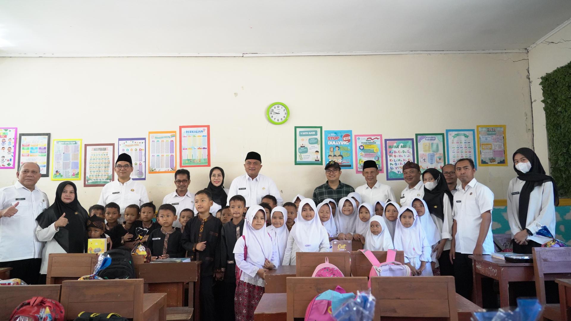 Bupati Rudy Susmanto Tinjau Langsung Kondisi Sekolah Pasca Kebakaran dan Makam Garisul di Bogor Barat, Prioritaskan Pembangunan dan Kesejahteraan Masyarakat