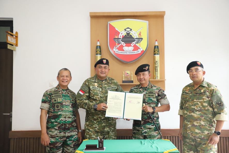 Rudy Susmanto Terima Brevet Kehormatan Yudha Wastu Wiratama dan Yudha Turangga Wiratama Kehormatan