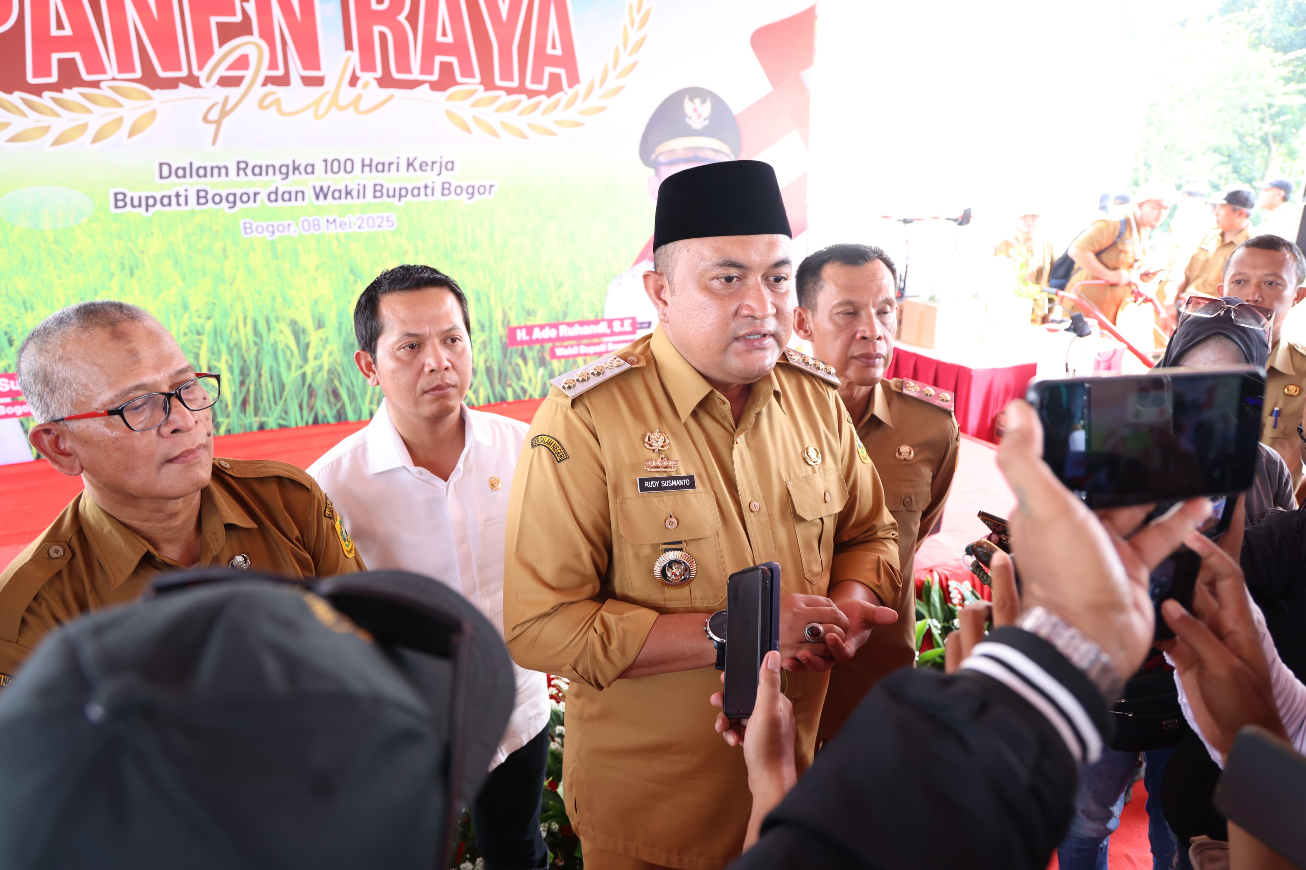 Perkuat Sektor Pertanian, Bupati Bogor Serahkan Bantuan Alat dan Sarpras ke Petani di Leuwisadeng