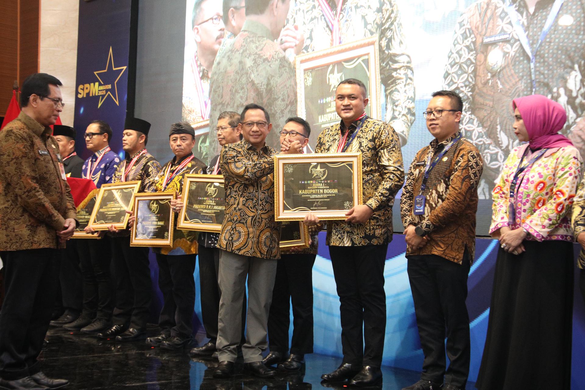 Rudy Susmanto Terima Penghargaan SPM Awards 2025