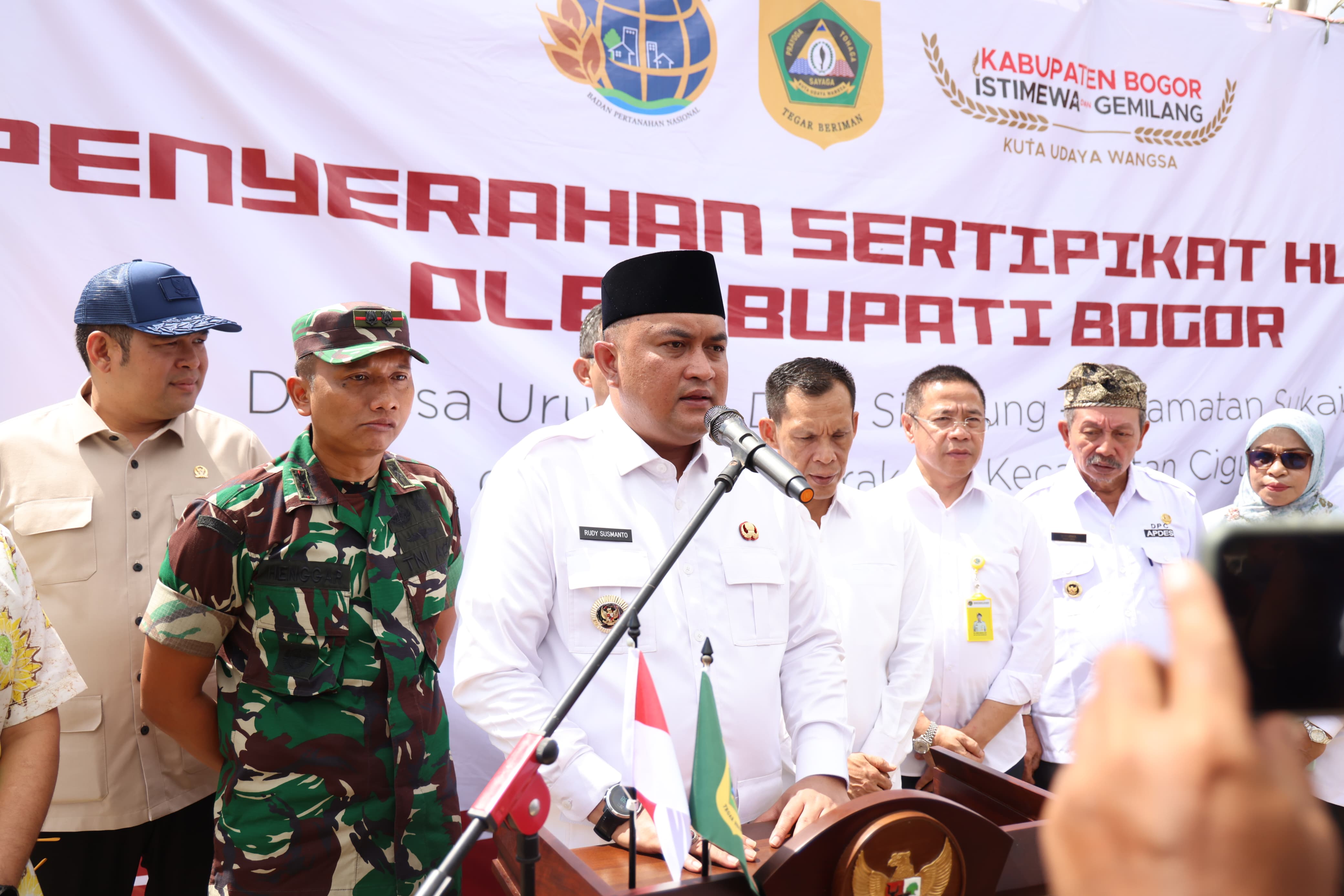 Bupati Bogor Rudy Susmanto Serahkan 409 Sertifikat Hunian Tetap untuk Warga Terdampak Bencana di Sukajaya