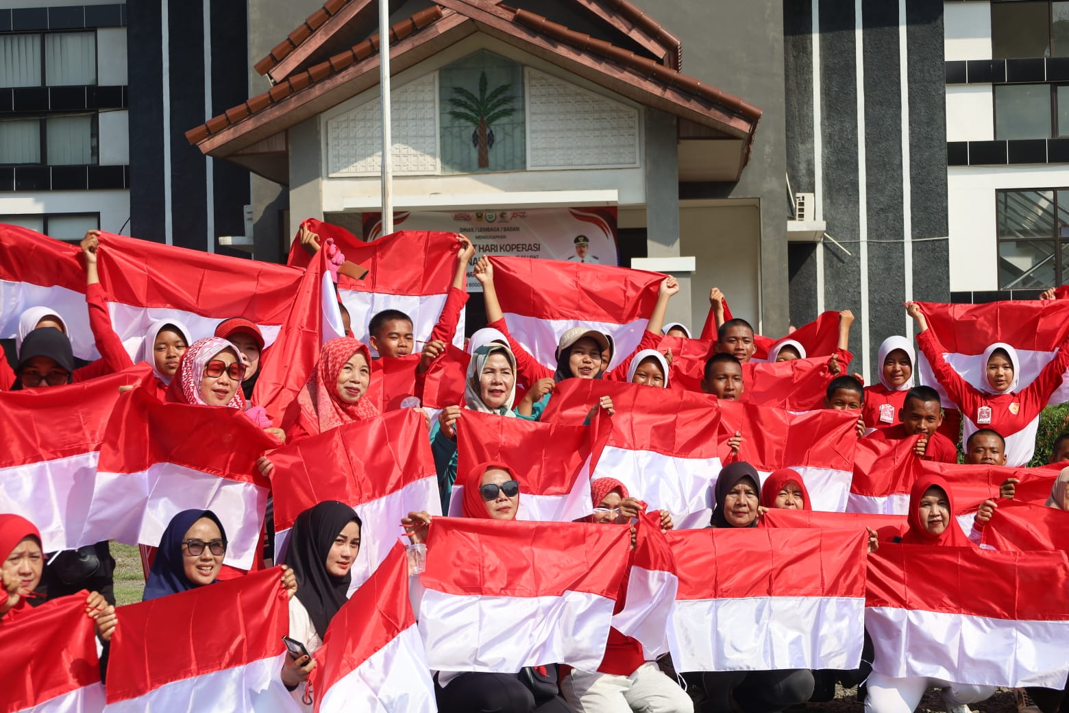 Bupati Bogor "Memerah-Putihkan" Bumi Tegar Beriman Sambut HUT RI ke-80