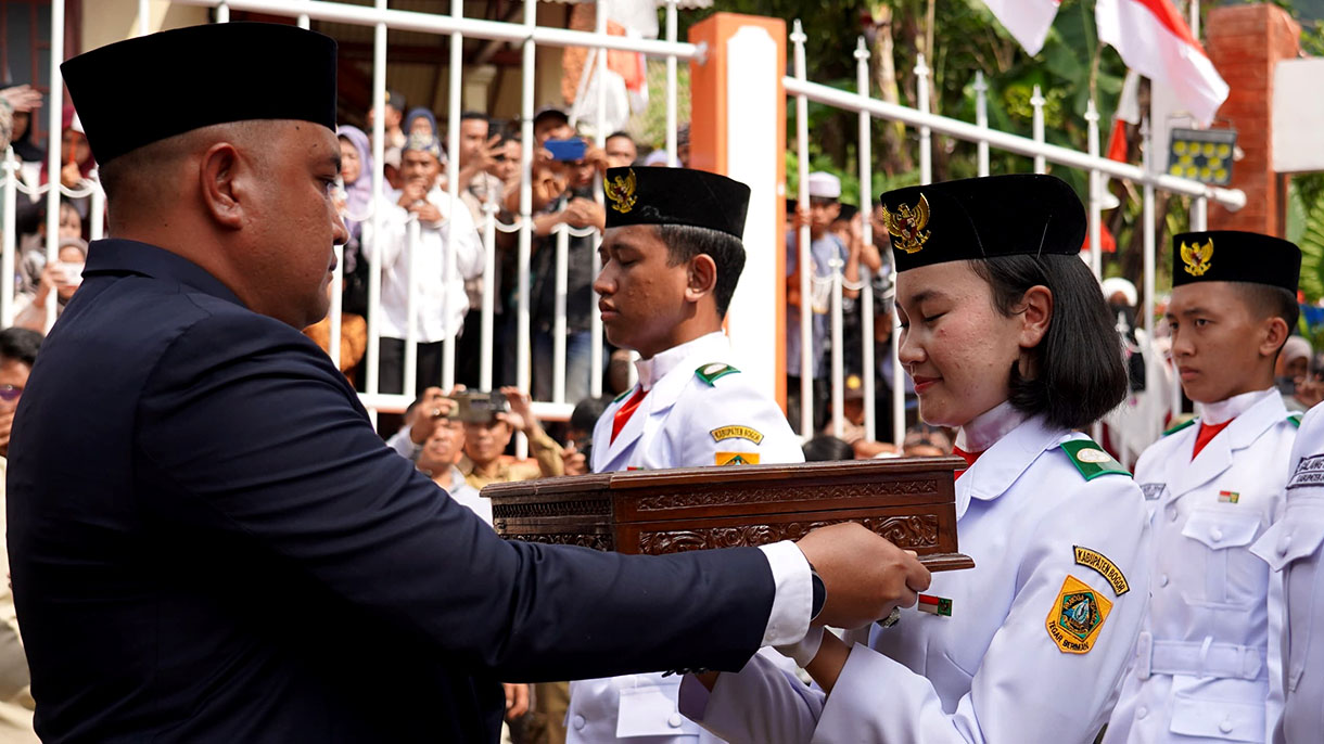 Bara Patriotisme Menyala Kembali  Bupati Bogor Rudy Susmanto Jemput Bendera Pusaka di Pendopo Malasari