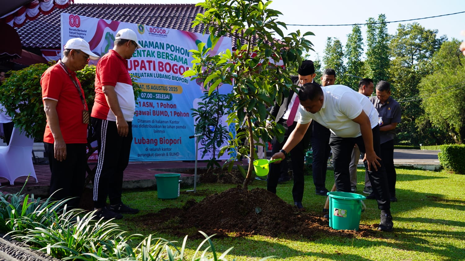ASN Pemkab Bogor Ramai-Ramai Tanam Pohon Demi Penghijauan di Kabupaten Bogor