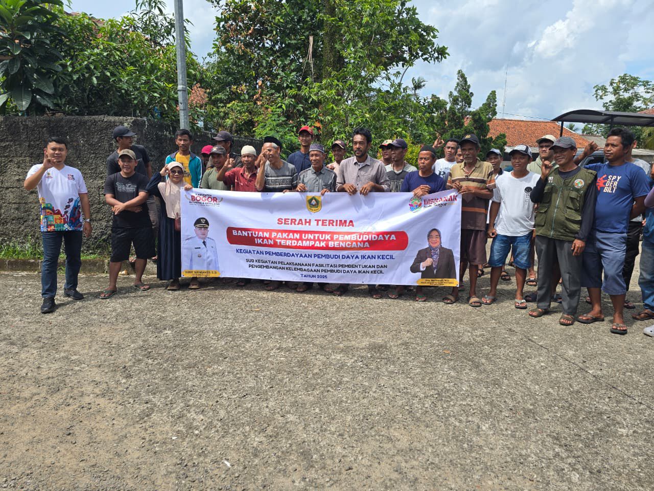 Rudy Susmanto Salurkan Bantuan Pakan Ikan untuk 661 Rumah Tangga Perikanan Terdampak Banjir