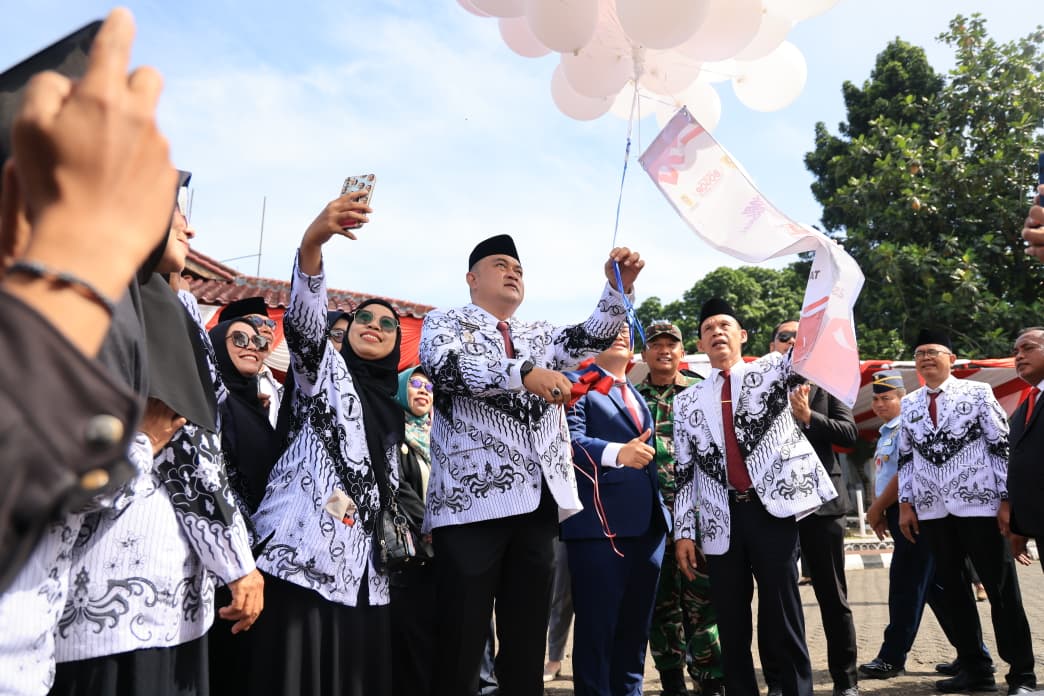Bupati Bogor Rudy Susmanto Berikan Penghargaan kepada Insan Pendidikan atas Dedikasinya di Momentum Hari Guru Nasional