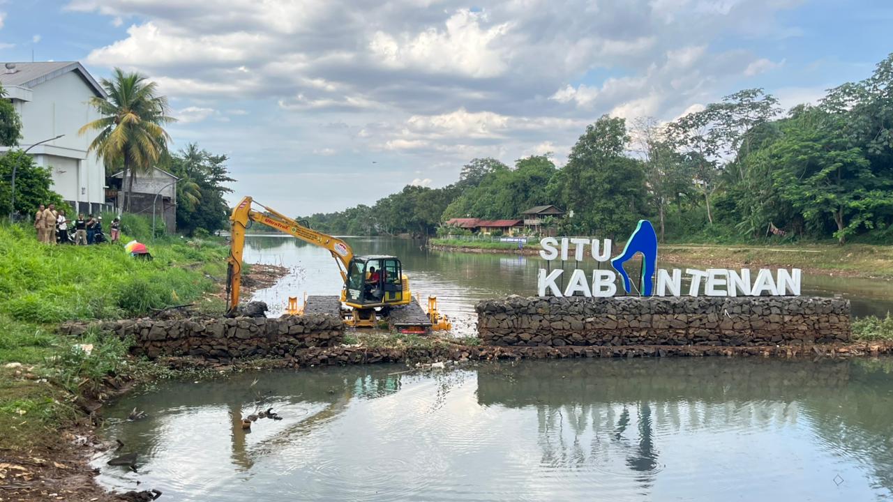 Bupati Bogor Rudy Susmanto Berikan Penghargaan kepada Insan Pendidikan atas Dedikasinya di Momentum Hari Guru Nasional