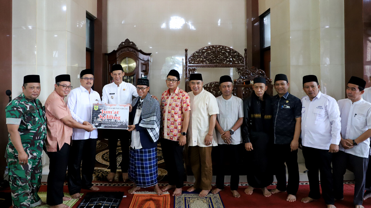 Jumling di Gunung Putri, Wabup Jaro Ade Serahkan Bantuan Rp100 Juta untuk Masjid Besar Al-Hikmah