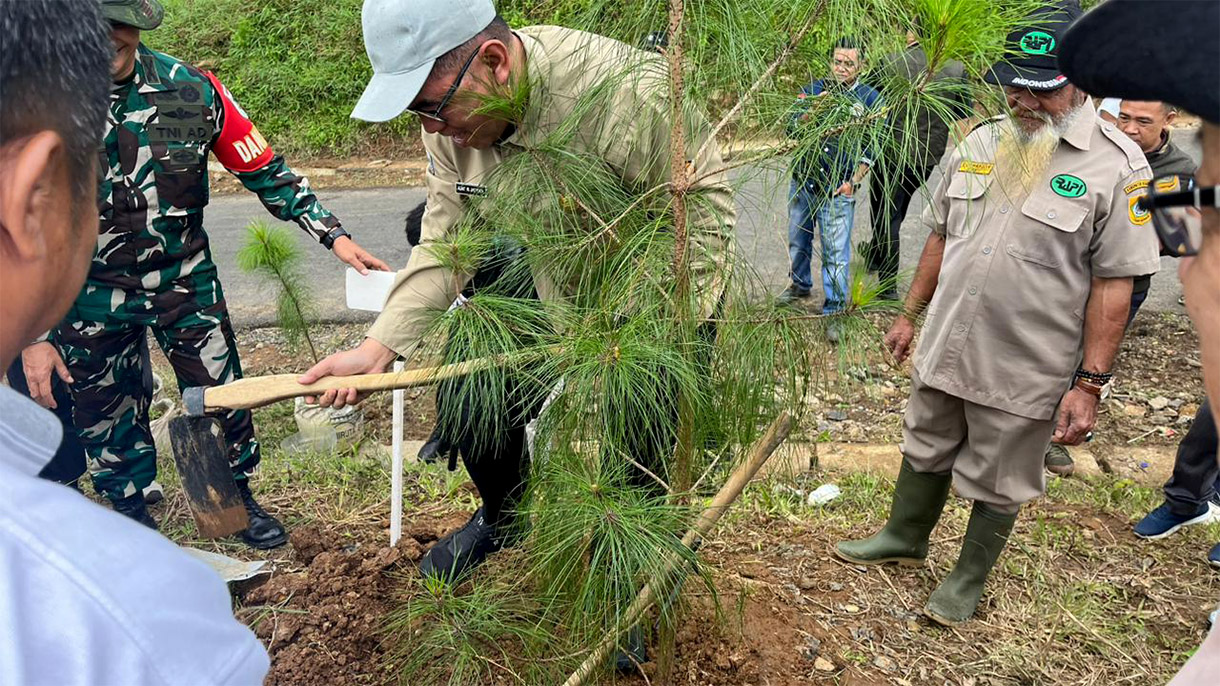 Wujudkan Visi 40 Hutan Kota, Sekda Bogor Inisiasi Gerakan 'Selasa Menanam' Mulai dari Sukamakmur