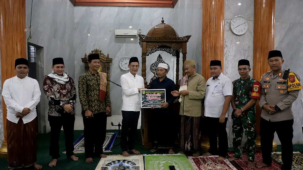 Tebar Kepedulian Lewat Tarawih Keliling Ramadan, Wakil Bupati Bogor Serahkan Bantuan untuk Masjid di Sukaraja
