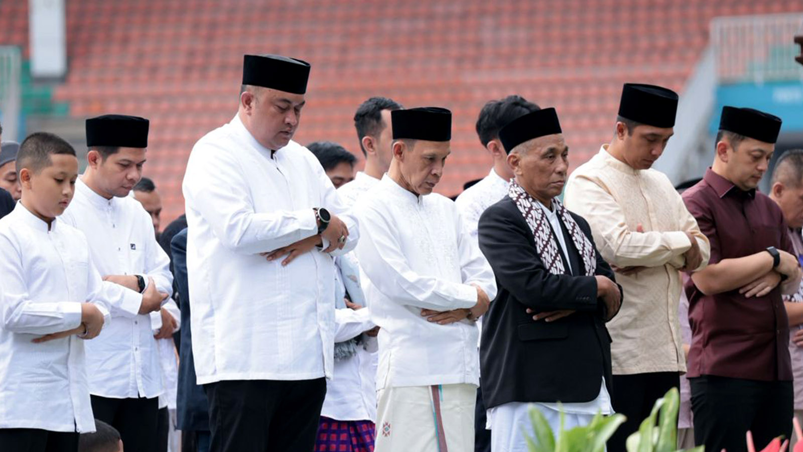 Rudy Susmanto Ajak Ribuan Warga Pertahankan Semangat Ramadan  Usai Salat Id Perdana di Pakansari