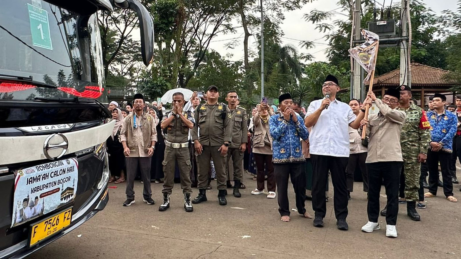 Sekda Ajat Lepas Kloter Terakhir Jemaah Haji Kabupaten Bogor