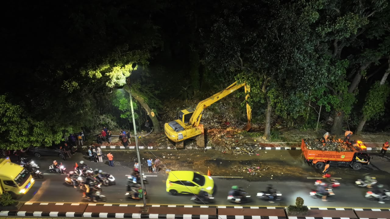 Pemkab Bogor Turunkan Alat Berat Tangani Tumpukan Sampah di Kali Baru, Ajak Warga Jaga Kebersihan Sungai