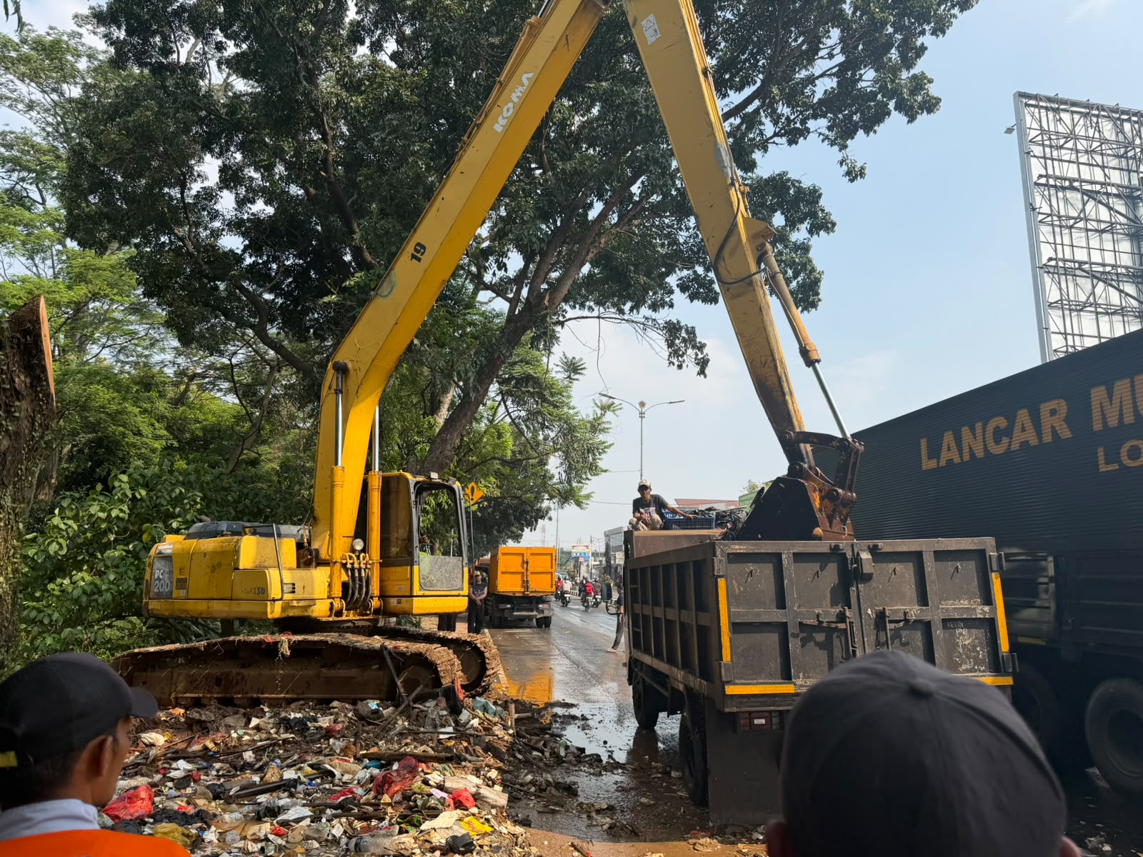 Pemkab Bogor Kerahkan 40 Truk dan Alat Berat Tangani Timbunan Sampah Kali Baru, Target Selesai Lima Hari