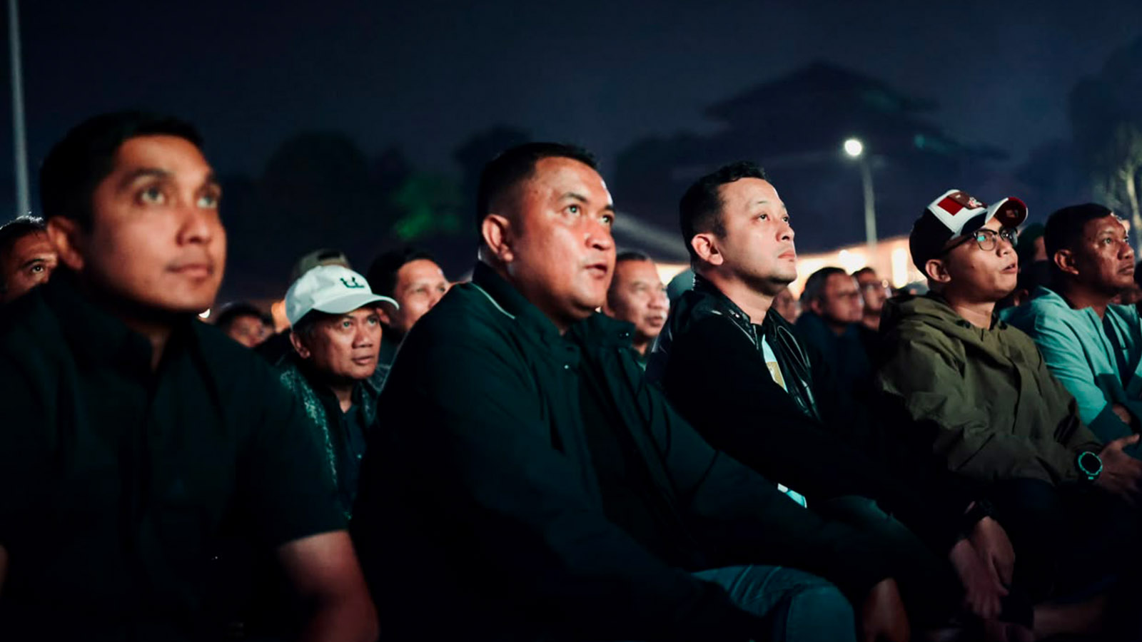 Bupati Bogor Rudy Susmanto Lesehan Bersama Warga Dini Hari di Nobar Final Piala Dunia