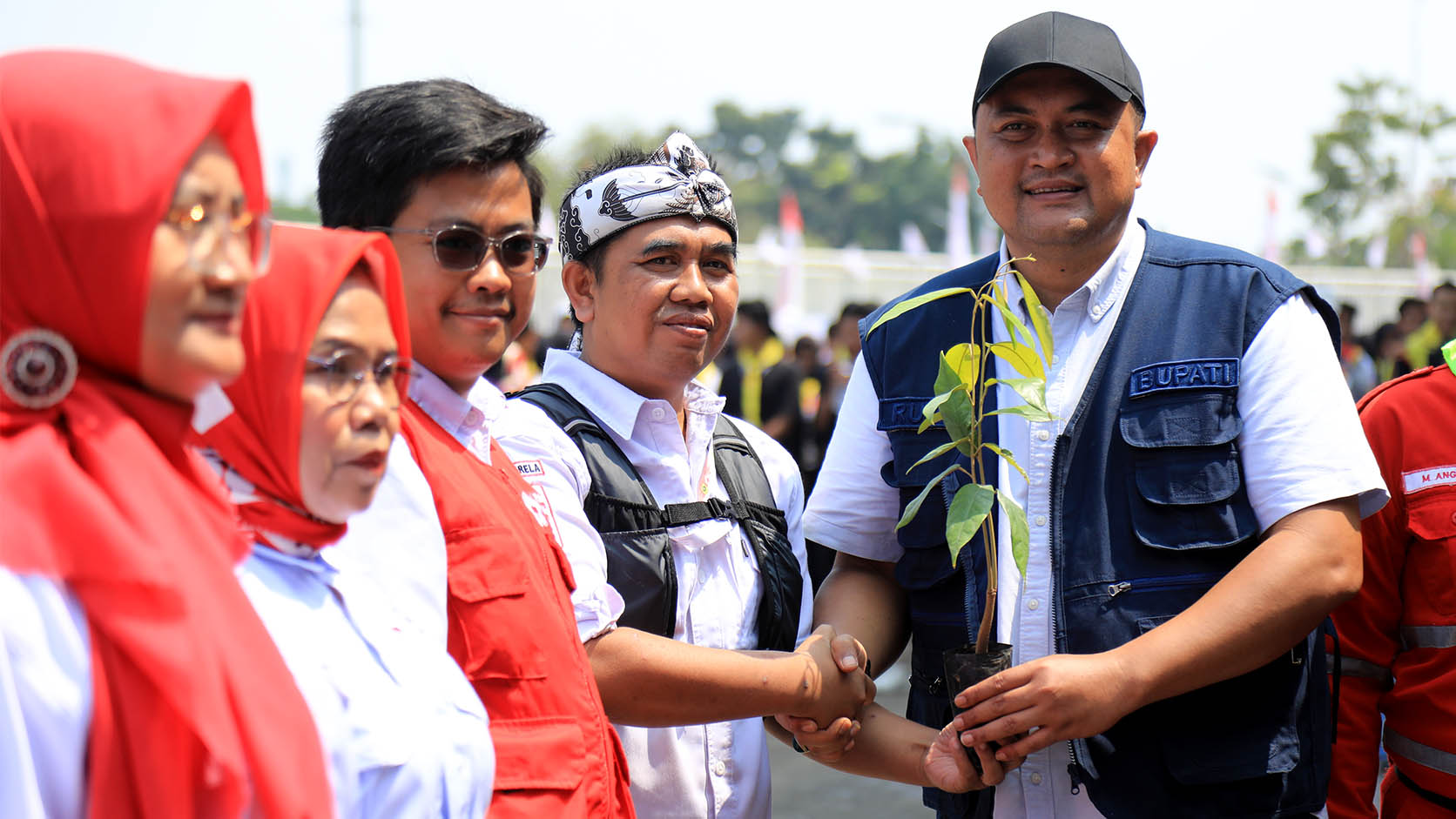 Bupati Bogor Perkuat Gerakan Penghijauan, Salurkan Pohon Untuk Enam Kecamatan Pada Hut PMI Ke - 81