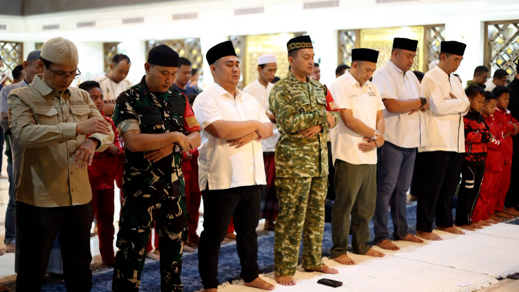 Awali Akhir Pekan, Bupati Bogor dan Forkopimda Salat Subuh Berjamaah  di Masjid Nurul Wathon