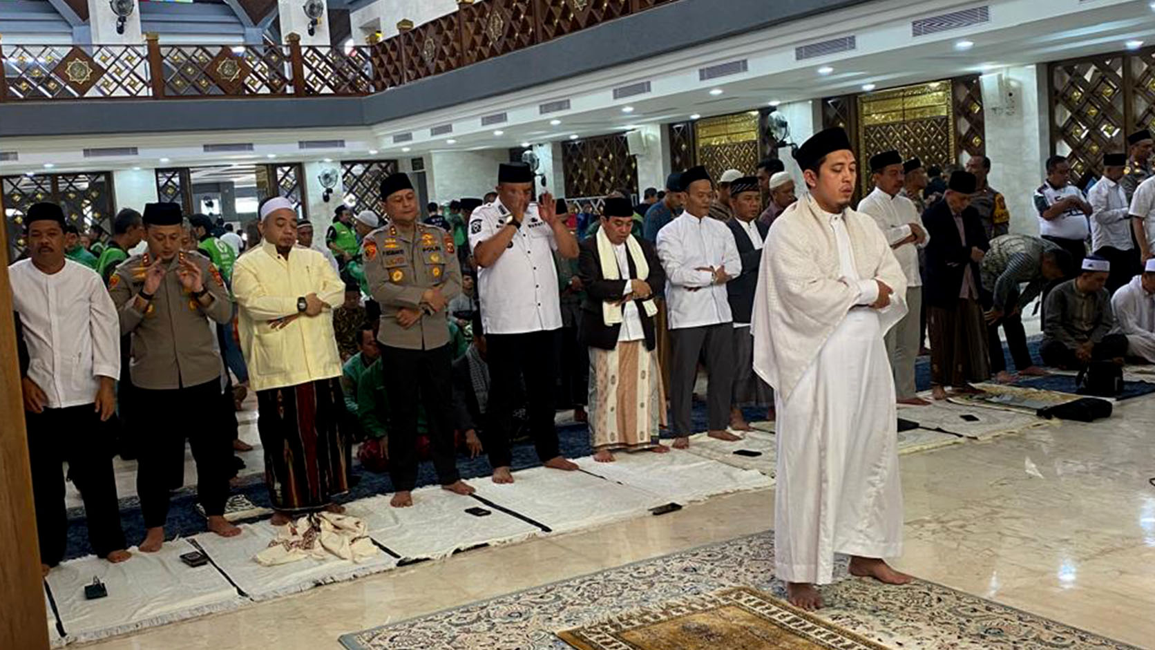 Salat Jumat Berjamaah Bersama Kapolda Jabar dan Forkopimda,  Rudy Susmanto Perkuat Silaturahmi dan Kebersamaan