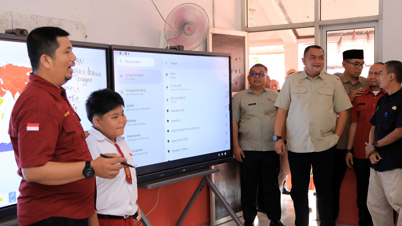 Tinjau Hasil Revitalisasi SDN Cileungsi 03,  Rudy Susmanto Dorong Pemerataan Fasilitas Digital