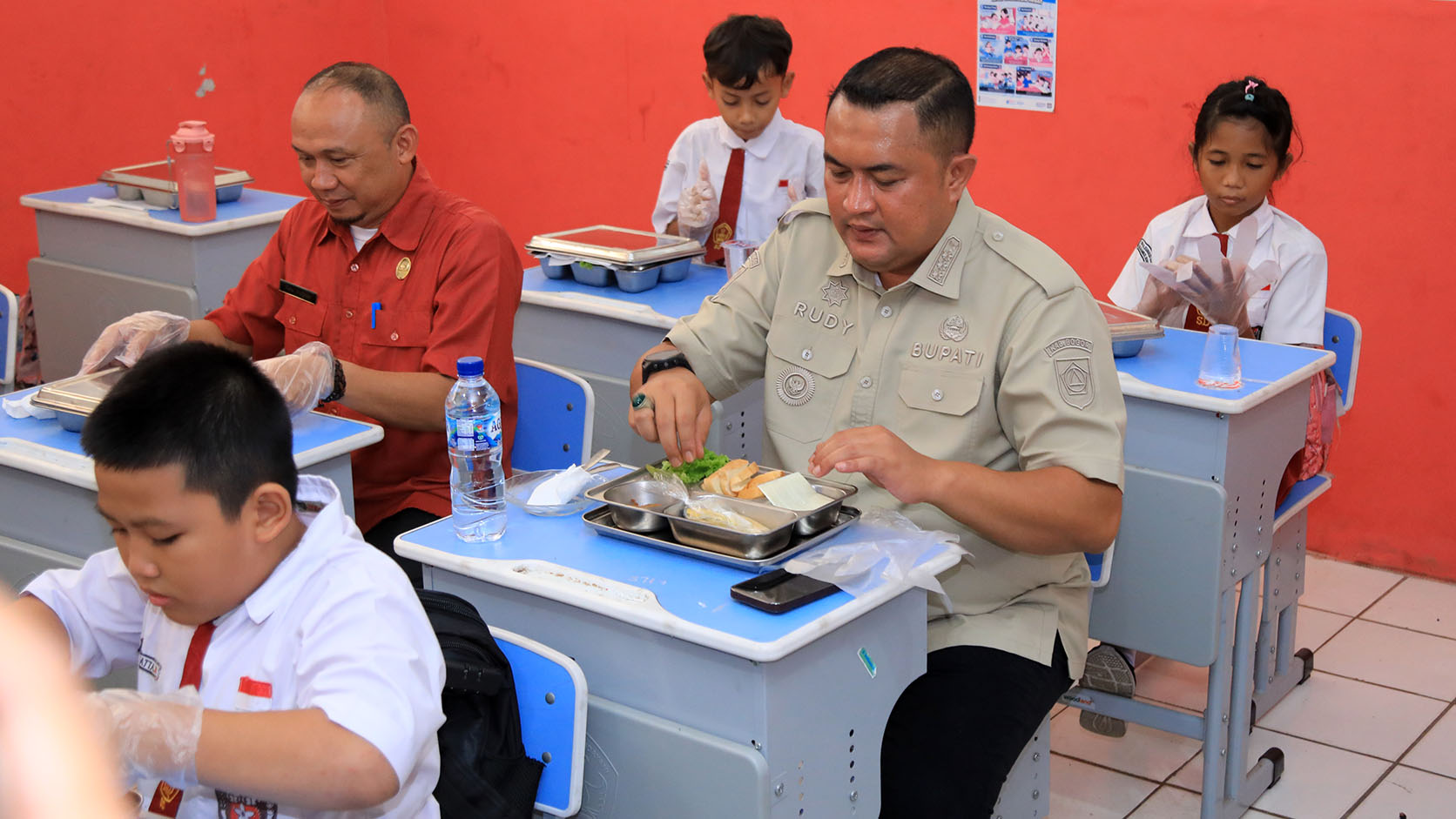 Tinjau Program MBG di SDN Cileungsi 03, Bupati Bogor Dorong Evaluasi Konstruktif dan Edukasi Batas Konsumsi Makanan Saji