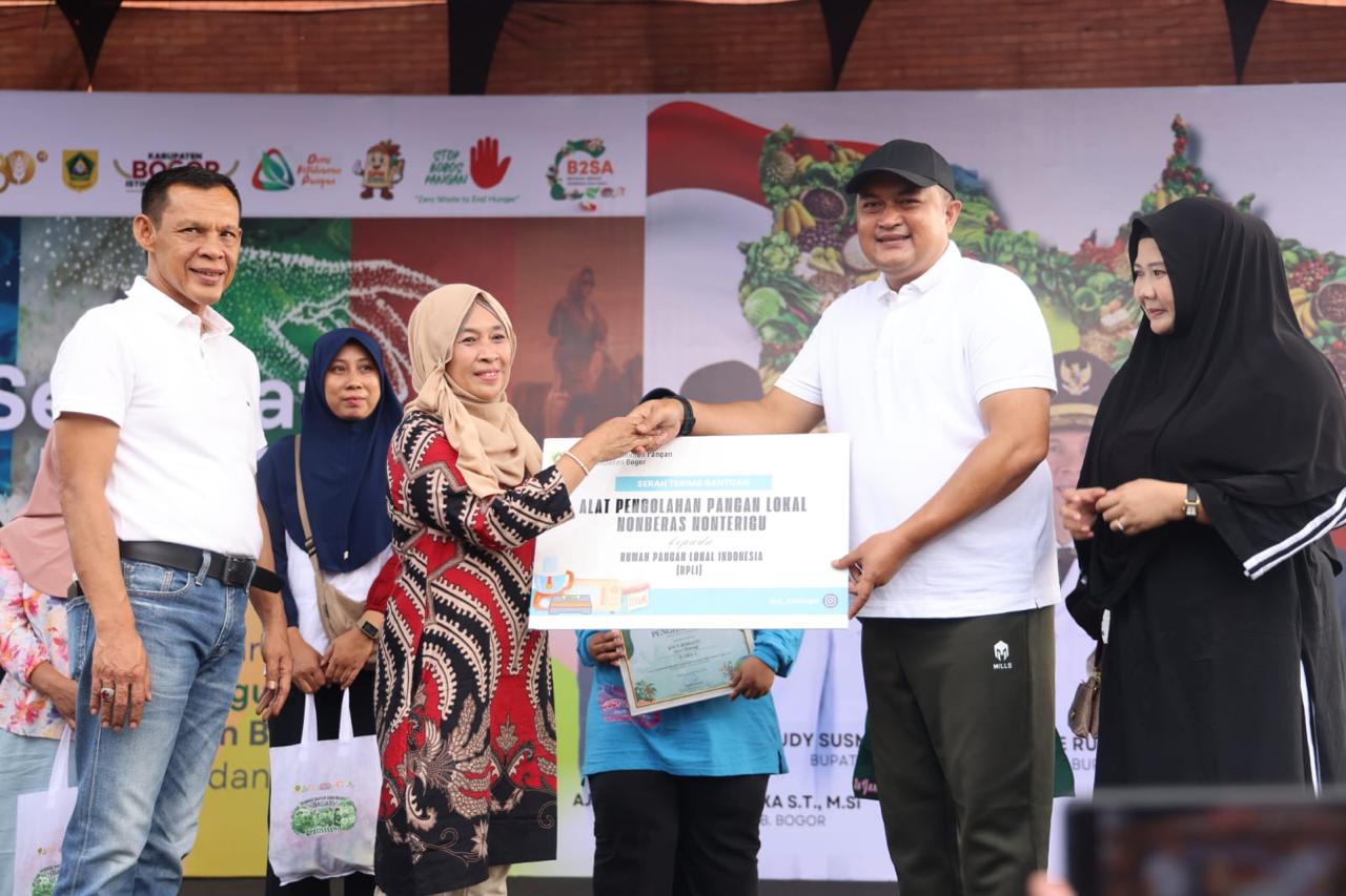 Rudy Susmanto Serahkan Penghargaan dan Bantuan Kepada Kelompok Tani Pada Puncak Hari Pangan Sedunia